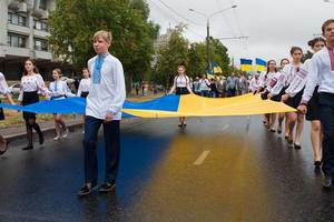 В Киеве развернули рекордно большой флаг Украины