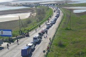 На админгранице с Крымом российские пограничники создают искусственные очереди