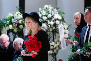 Не сдержала слез: Алла Пугачева пришла на похороны Кобзона с Галкиным и Орбакайте