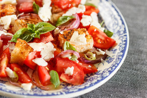 Панцанелла: готовим итальянский салат из помидоров, рикотты, хлеба и базилика