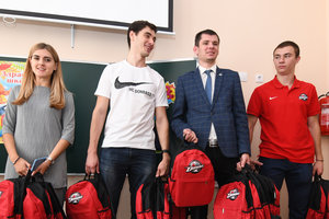Первоклассники Донбасса получили от Фонда Бориса Колесникова рюкзаки и канцелярию
