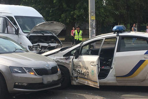 Крупное ДТП в Кривом Роге: разбито патрульное авто и еще три машины