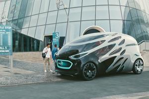 Mercedes-Benz показал "общительный" беспилотный фургон-транформер