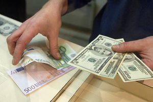 Курс доллара в Украине прекратил расти, а евро заметно просел