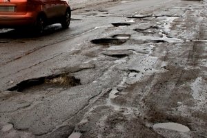 Жители Николаевской области перекрыли трассу и требуют отремонтировать дорогу