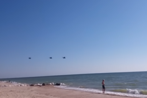 На запорожских курортах сняли на видео учения боевых вертолетов