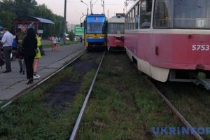 В Киеве трамвай сошел с рельсов и врезался во встречный