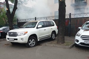 В Киеве облили фекалиями автомобили дипломатов РФ