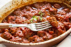 Рецепт ужина от Евгения Клопотенко: митболы с томатным соусом