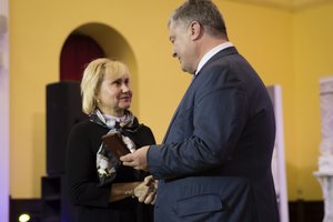 Порошенко наградил Сущенко орденом "За мужество"