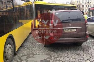 На Подоле в Киеве "герой" парковки на два часа перекрыл движение трамваев