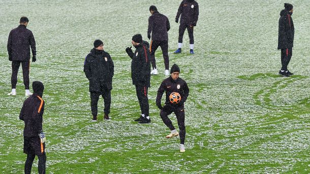 Поле стадиона в Москве накануне матча было покрыто снегом