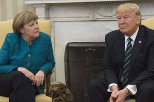 Меркель намерена обсудить с Трампом новые санкции против РФ за агрессию на Азове