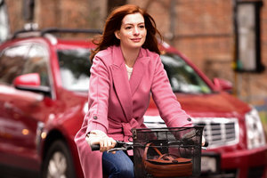 Энн Хэтэуэй каталась по Нью-Йорку на велосипеде в розовом пальто