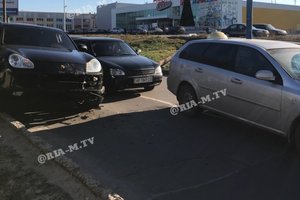"Элитное" ДТП в Мелитополе: Porsche жестко "догнал" Chevrolet, опубликованы фото