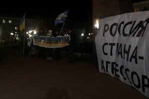 Жители Бердянска провели акцию в поддержку украинских моряков