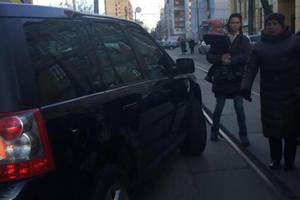 "Герой" парковки на Подоле заблокировал проезд и оскорблял горожан