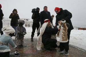 Как согревали основателей Киева: скульптурам подарили теплые костюмчики