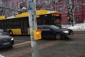 В Киеве тестируют новые кнопки вызова светофора
