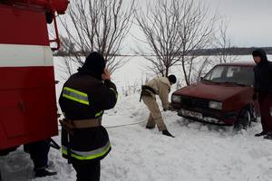 Под Киевом в огромном сугробе застряла машина с двумя малышами