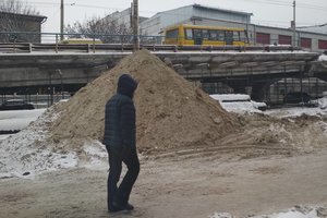 Под Шулявским мостом в Киеве вырыли огромную траншею