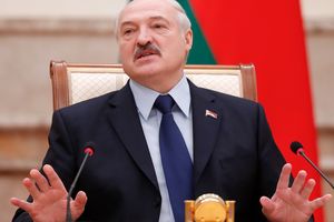 "Бабла мало, нет мерседесов, телки на заднем": обнародована запись чиновника на совещании с Лукашенко
