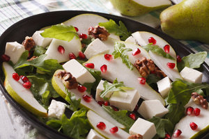 Рецепт дня: салат из груши, граната и сыра