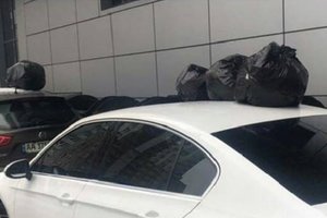 "Героев парковки" на Березняках в Киеве наказали мусором на крыше