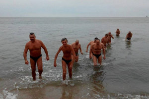 Бердянские "моржи" отпраздновали День святого Николая в море