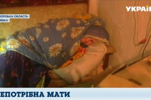 Доедает еду за собаками: в Запорожье пожилая женщина живет в жутких условиях