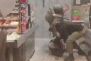 В супермаркете Киева охрана избила двух посетителей, не оплативших покупку