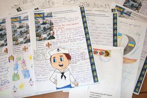 Школьники написали десятки трогательных писем пленным украинским морякам