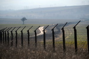 На админгранице с Крымом оккупанты построили 60-километровое заграждение