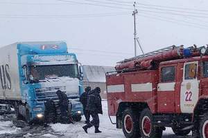 В Запорожской области фура слетела со скользкой дороги: опубликованы фото