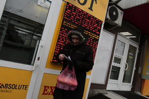 Гривня ушла в пике: доллар и евро в Украине стремительно дорожают