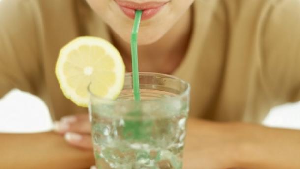 Лимонная вода предотвратит образование камней. Фото: youtube.com
