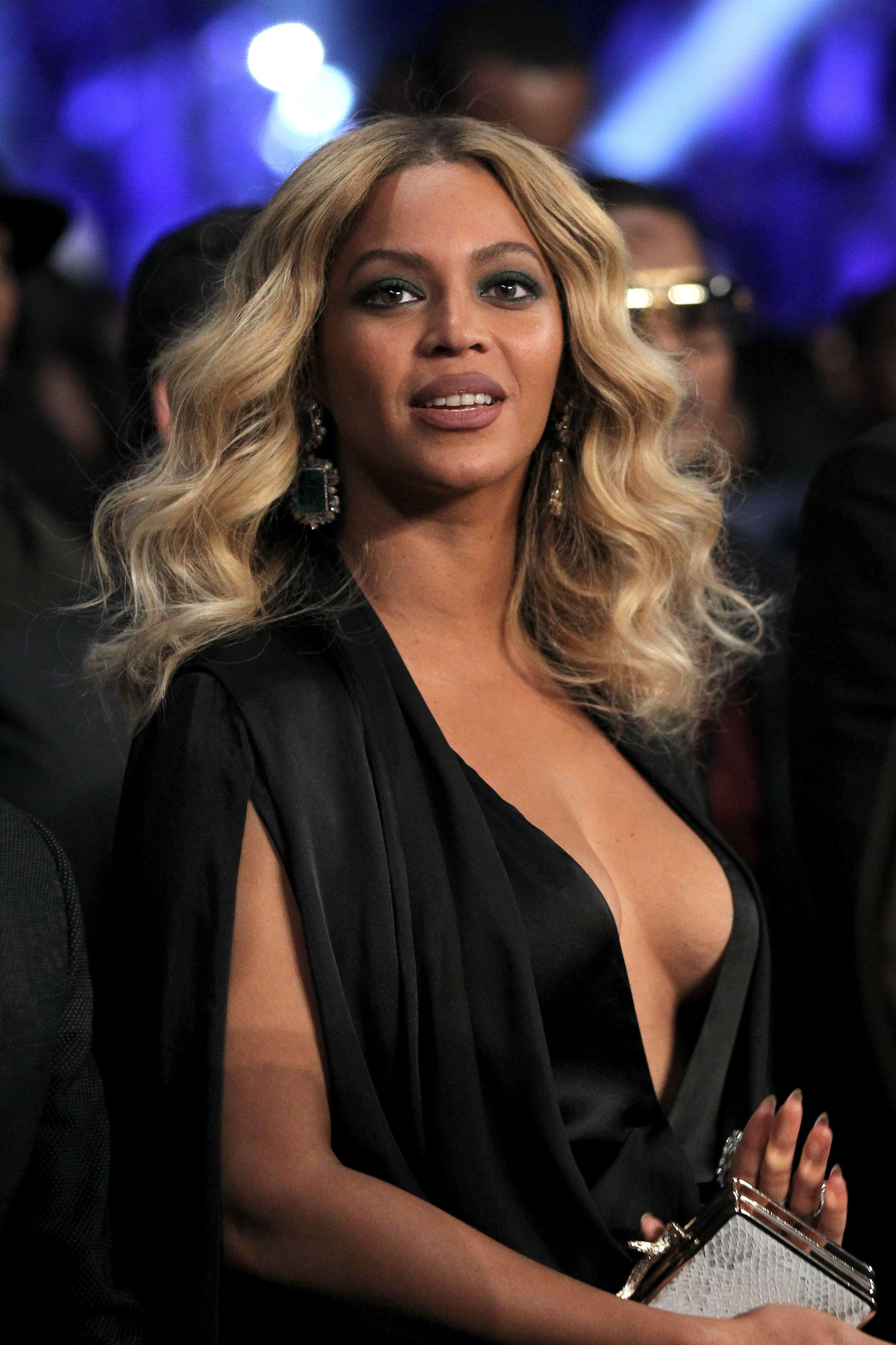 beyonce_knowles_looks_on_before_miguel_cotto_takes_on