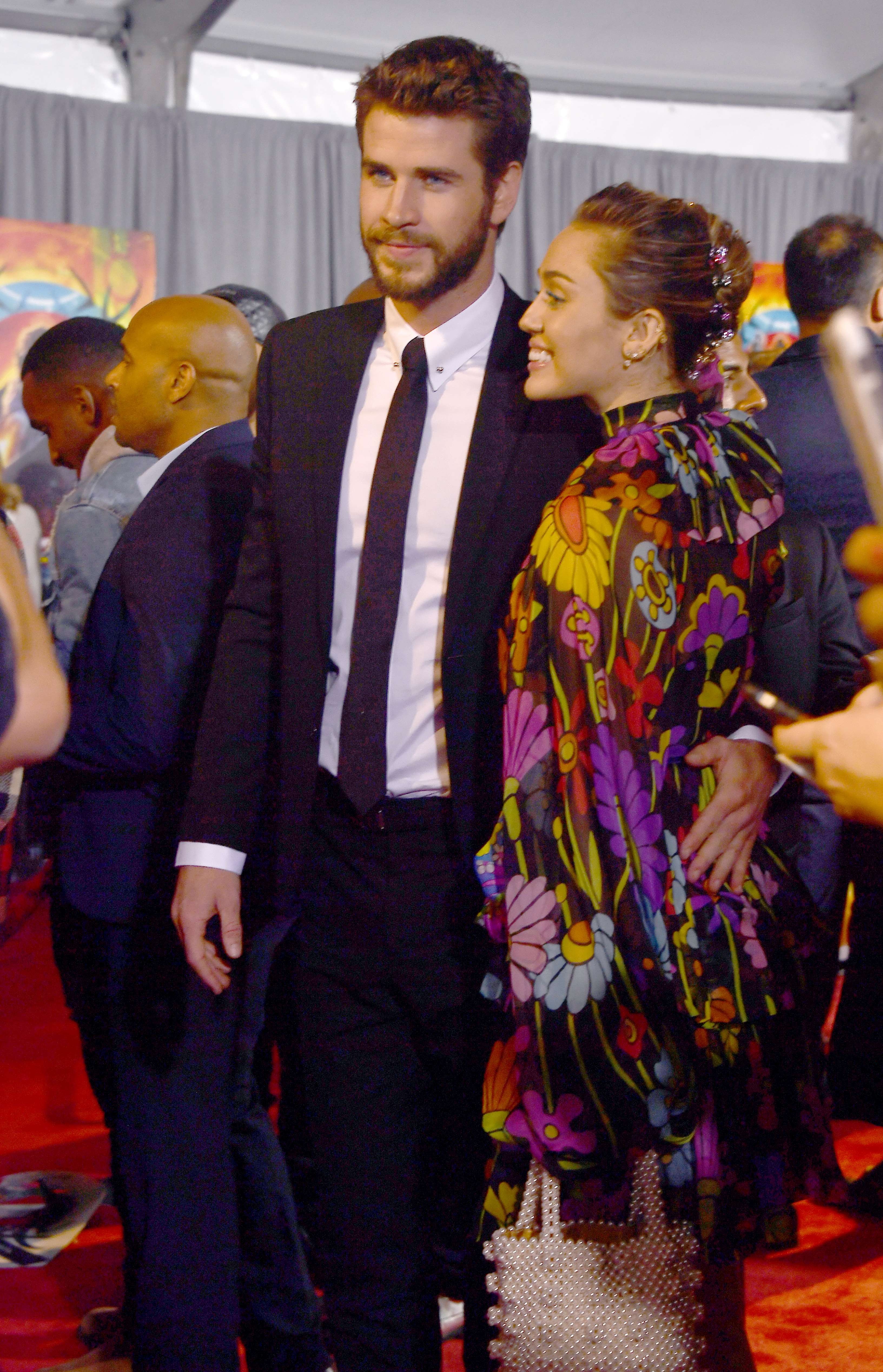 liam_hemsworth_and_miley_cyrus_a1