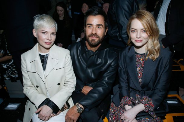 michelle_williams_justin_theroux_and_emma_stone_attend_the_louis_vuitton