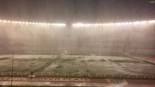 Як злива затопила стадіон, зірвавши матч Аргентина - Бразилія - фото 1