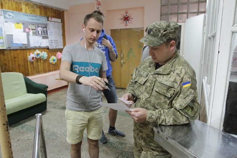 Війна в Україні: Запрет на выезд мужчин с места проживания подтвердился: появилось письмо Залужного к местным администрациям