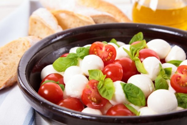 caprese-salad-with-mozzarella-cheese_1147-466