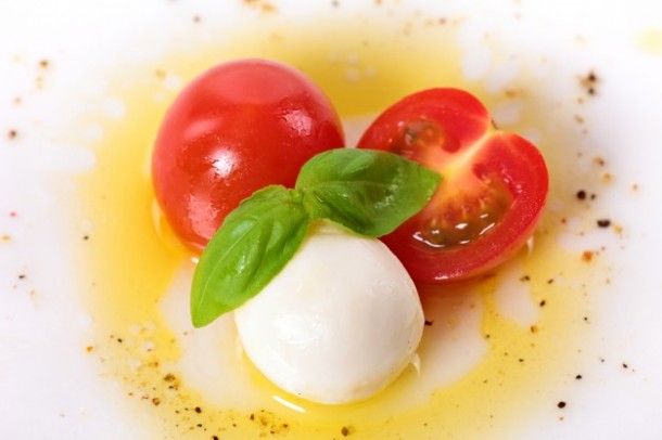 caprese-salad-with-mozzarella-cherry-tomatoes-and-basil-leaves_1147-460