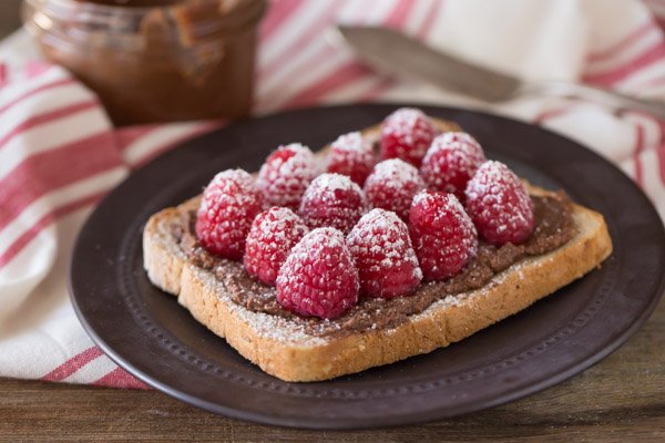 chocolate-hazelnut-raspberry-toast-1-1