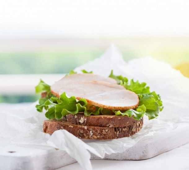 circular-meat-piece-on-top-of-lettuce-and-bread_1220-599