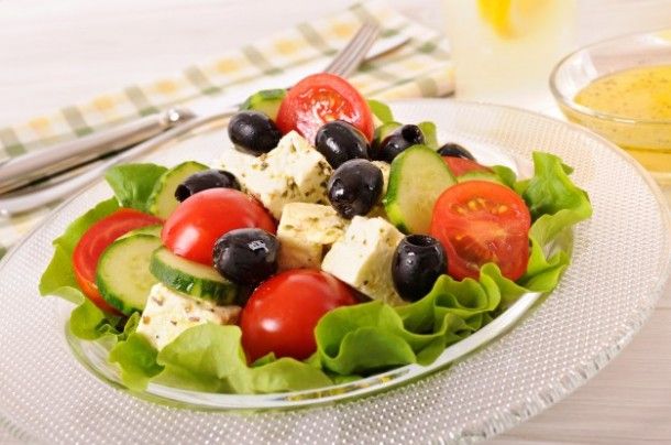 greek-salad-in-glass-bowl-with-sauce_1147-62
