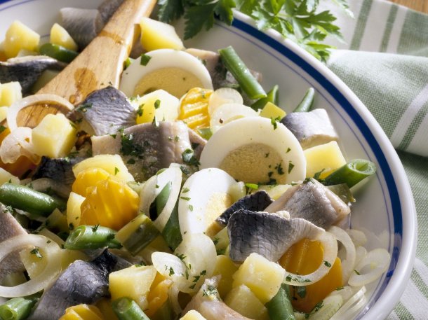 herring-salad-with-potatoes-vegetables-and-eggs-530300_01
