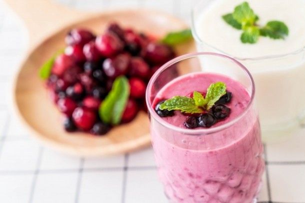 mixed-berries-with-yogurt-smoothies_1339-4236