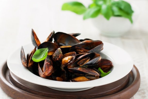 plate-of-cooked-clams-with-green-leaves_1220-575