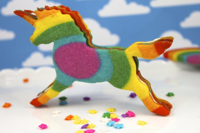 rainbow-unicorn-pinata-cookies